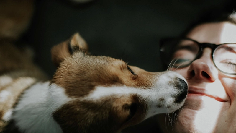 foto van een vrouw met haar hond.